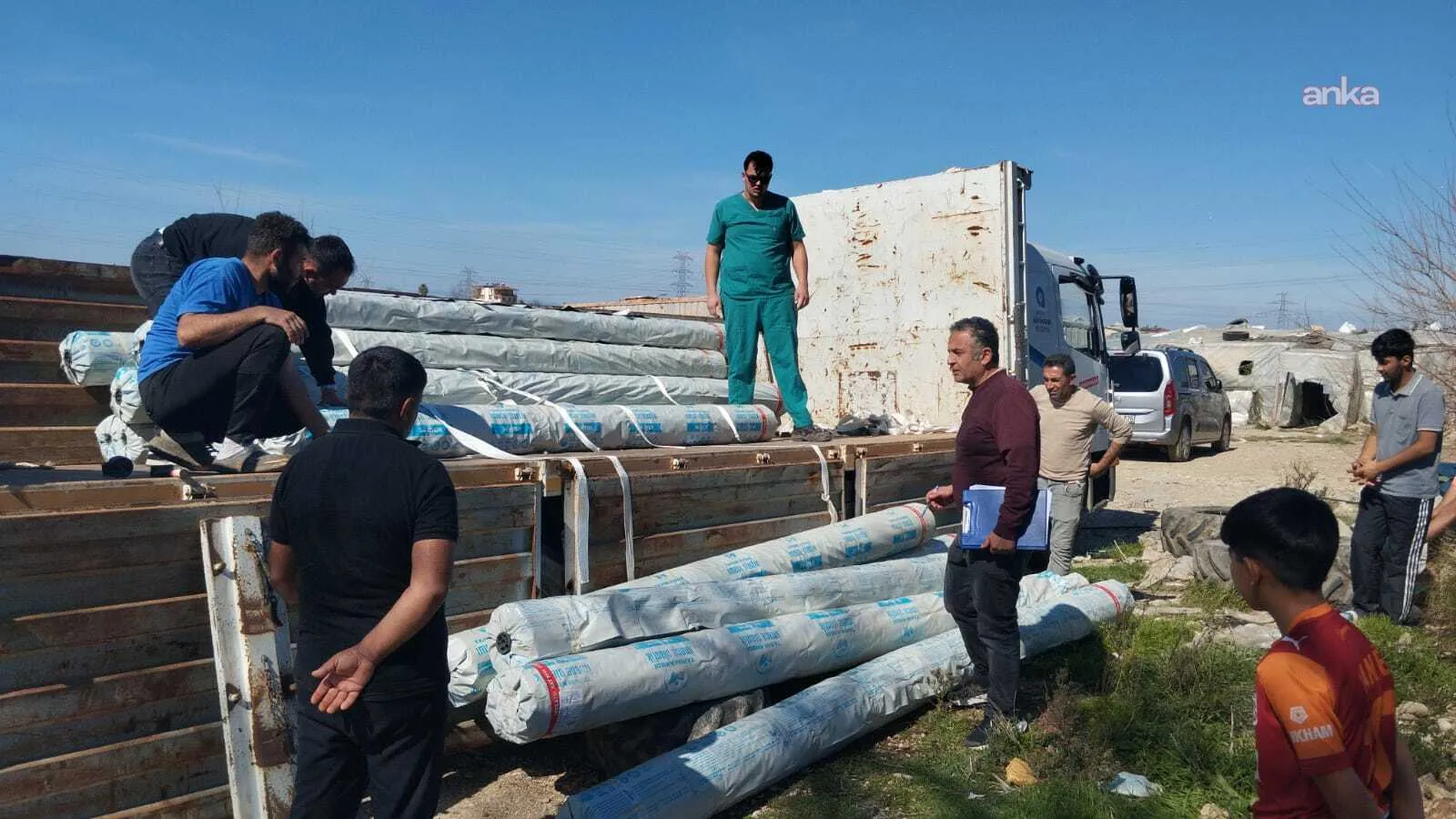 Antalya Büyükşehir Belediyesi’nden ilçelerde üreticiye sera naylonu desteği