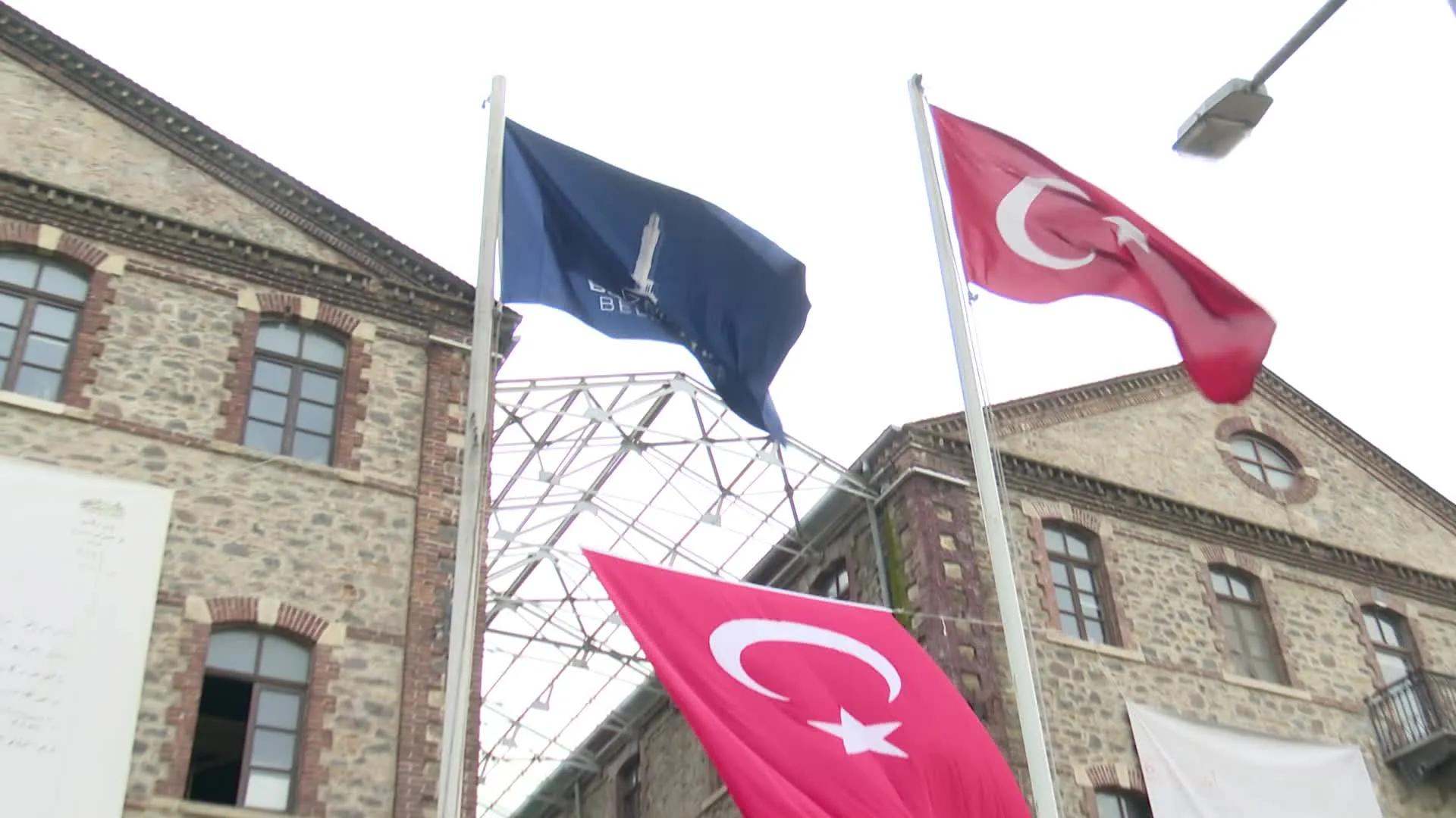 İzmir’de Meslek Fabrikası’na, Atatürk’ün imzaladığı kararnameyle Büyükşehir Belediyesi mülkiyetine geçtiğini gösteren resmi belgenin görselleri asıldı